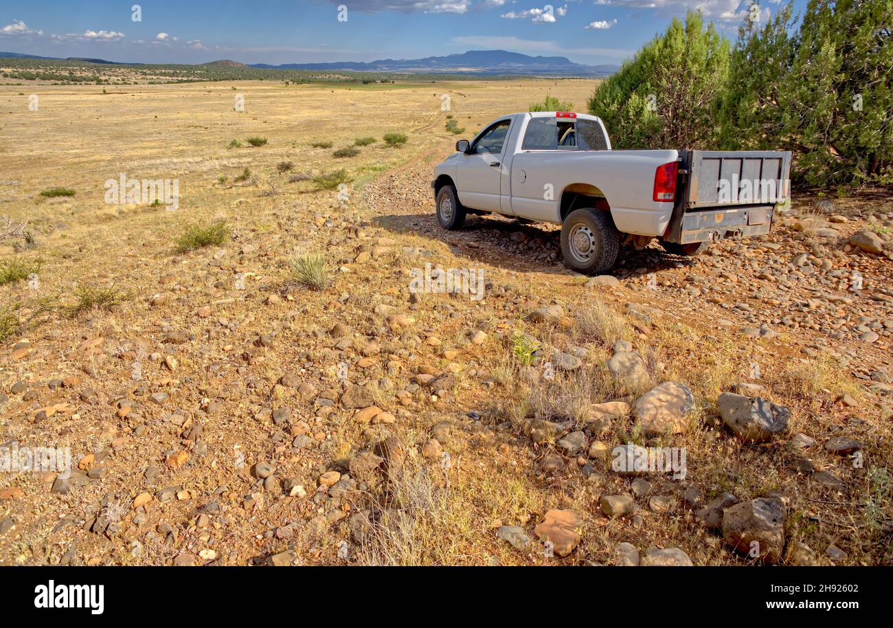 Ein Pickup-Truck, der einen felsigen Hang entlang der Fire Road 182 im Prescott National Forest von Arizona hinunterklettert. Stockfoto