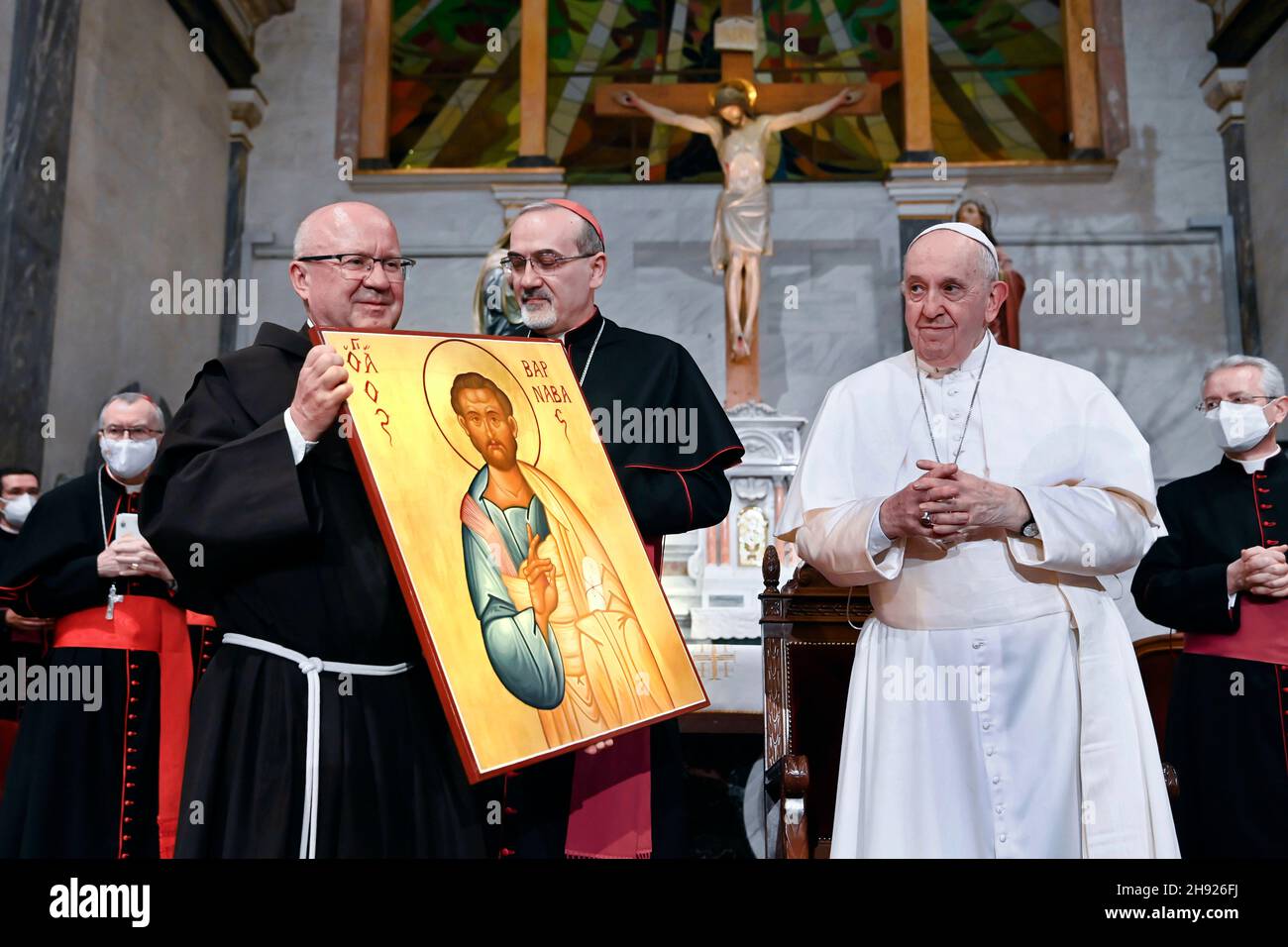 Nikosia, Zypern. 03rd Dez, 2021. Ikone von San Barnaba.Papst Franziskus und der lateinische Patriarch von Jerusalem, Erzbischof Pierbattista Pizzaballa, bei der römisch-katholischen Kirche des Heiligen Kreuzes zu einem ökumenischen Gebet mit Migranten in der Nähe der Pufferzone der Vereinten Nationen in der zypriotischen Stadt Nikosia, Europas letzter geteilter Hauptstadt, Am 3. Dezember 2021. NUR FÜR REDAKTIONELLE ZWECKE - Vatican Media/Spaziani. Quelle: dpa picture Alliance/Alamy Live News Stockfoto