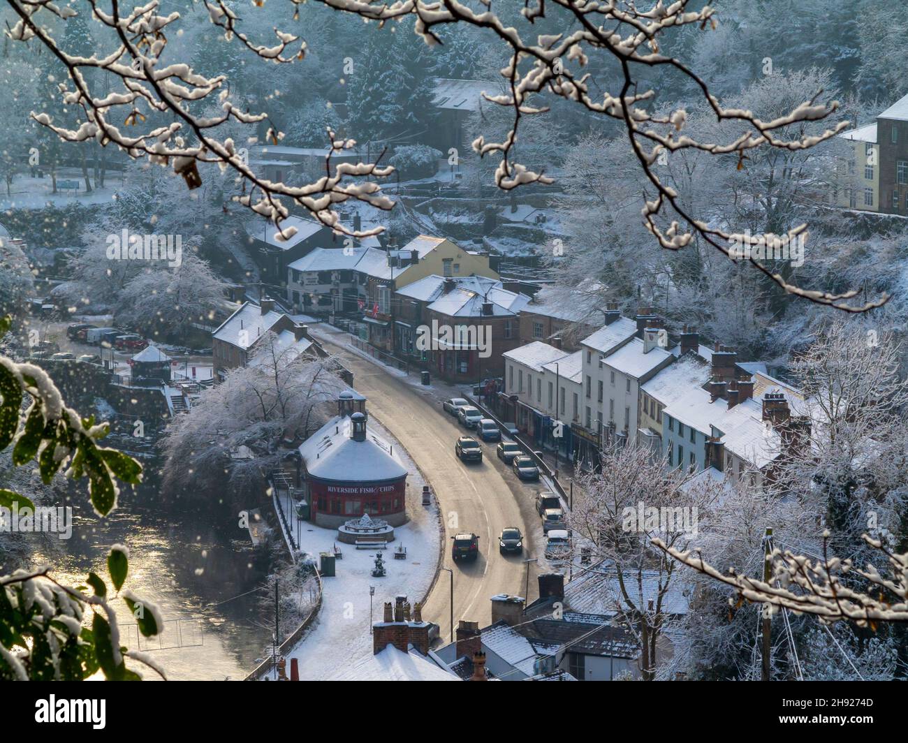 Schneebedeckte Landschaft mit Bäumen in Matlock Bath ein beliebtes Touristendorf im Derbyshire Peak District England Stockfoto