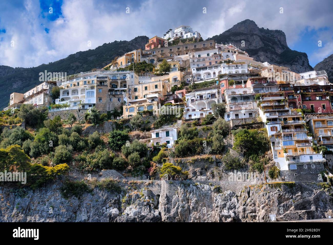 Morgen Blick auf Positano Stadtbild auf die Küste des Mittelmeers, Italien Stockfoto