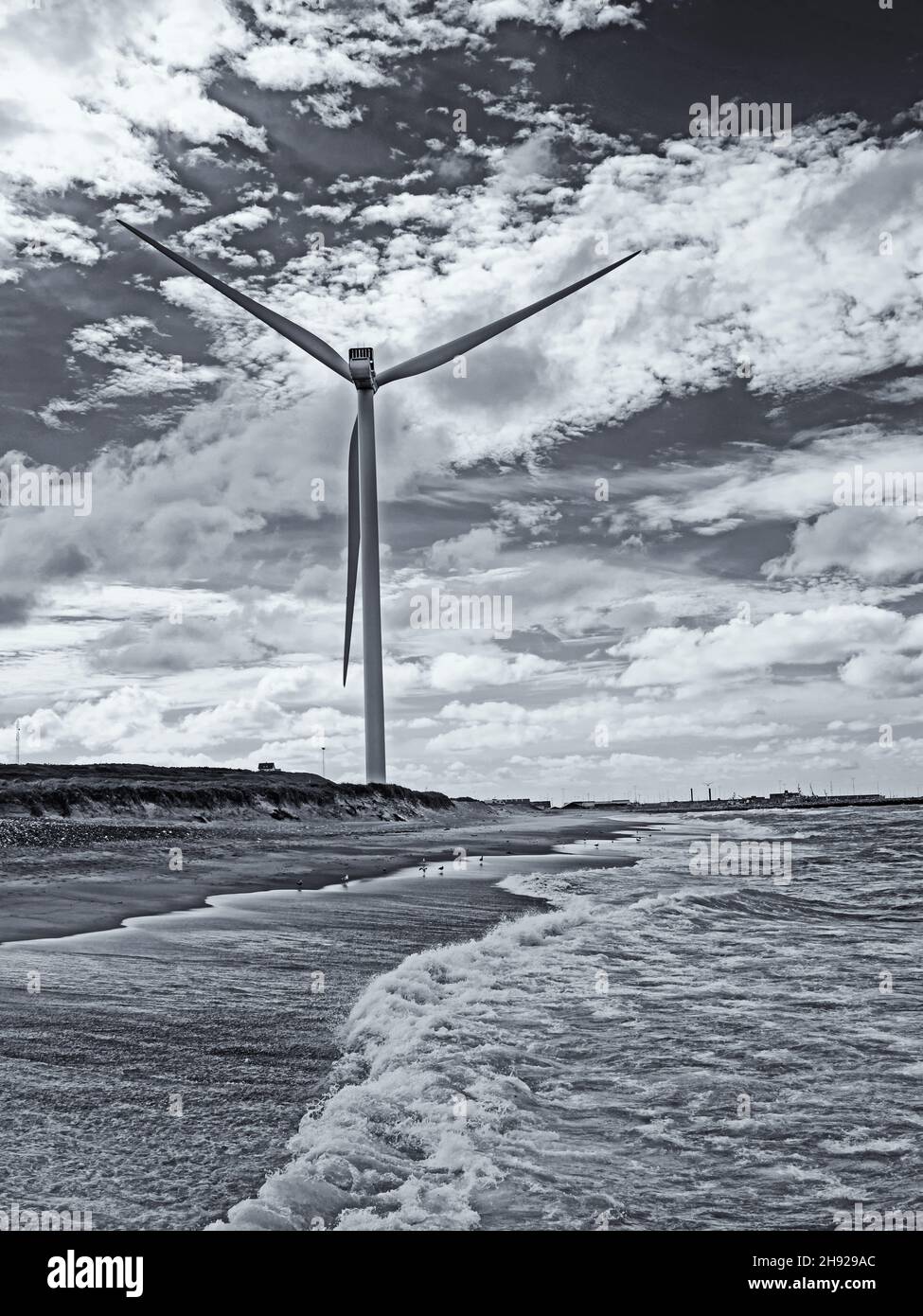 Schwarz-Weiß-Bild einer Windturbine an der Küste von Hanstholm, Dänemark Stockfoto