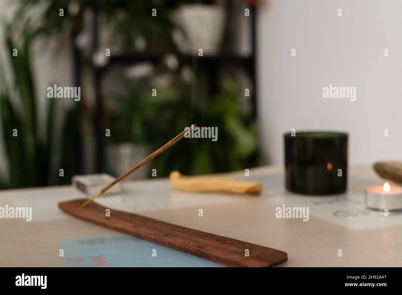 Brennender aromatischer Räucherstäbchen für Meditation und Entspannung. Aromatherapie Rauch. Selektiver Fokus Stockfoto