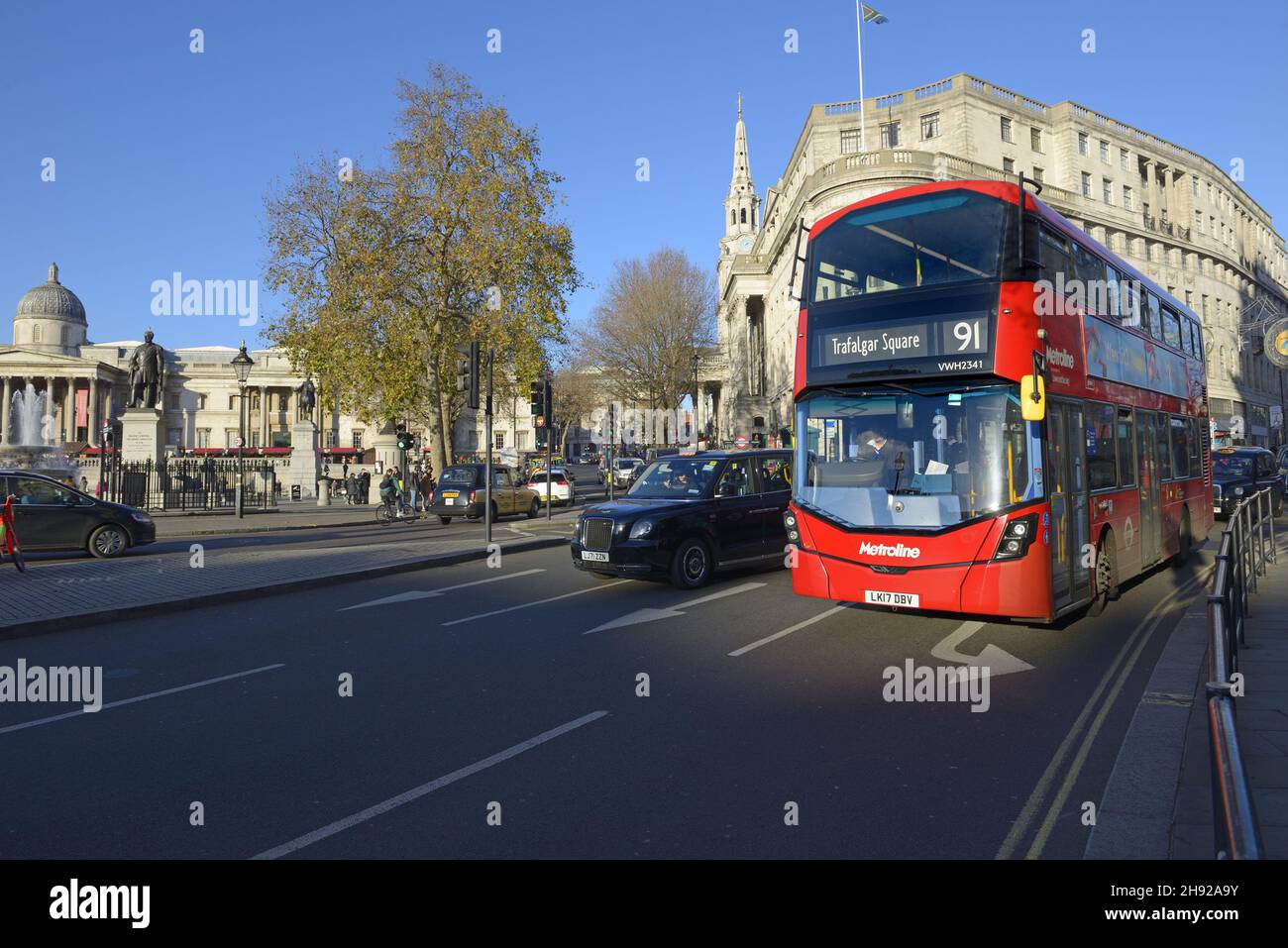 London, England, Großbritannien. Roter Doppeldeckerbus in London am Trafalgar Square. Stockfoto