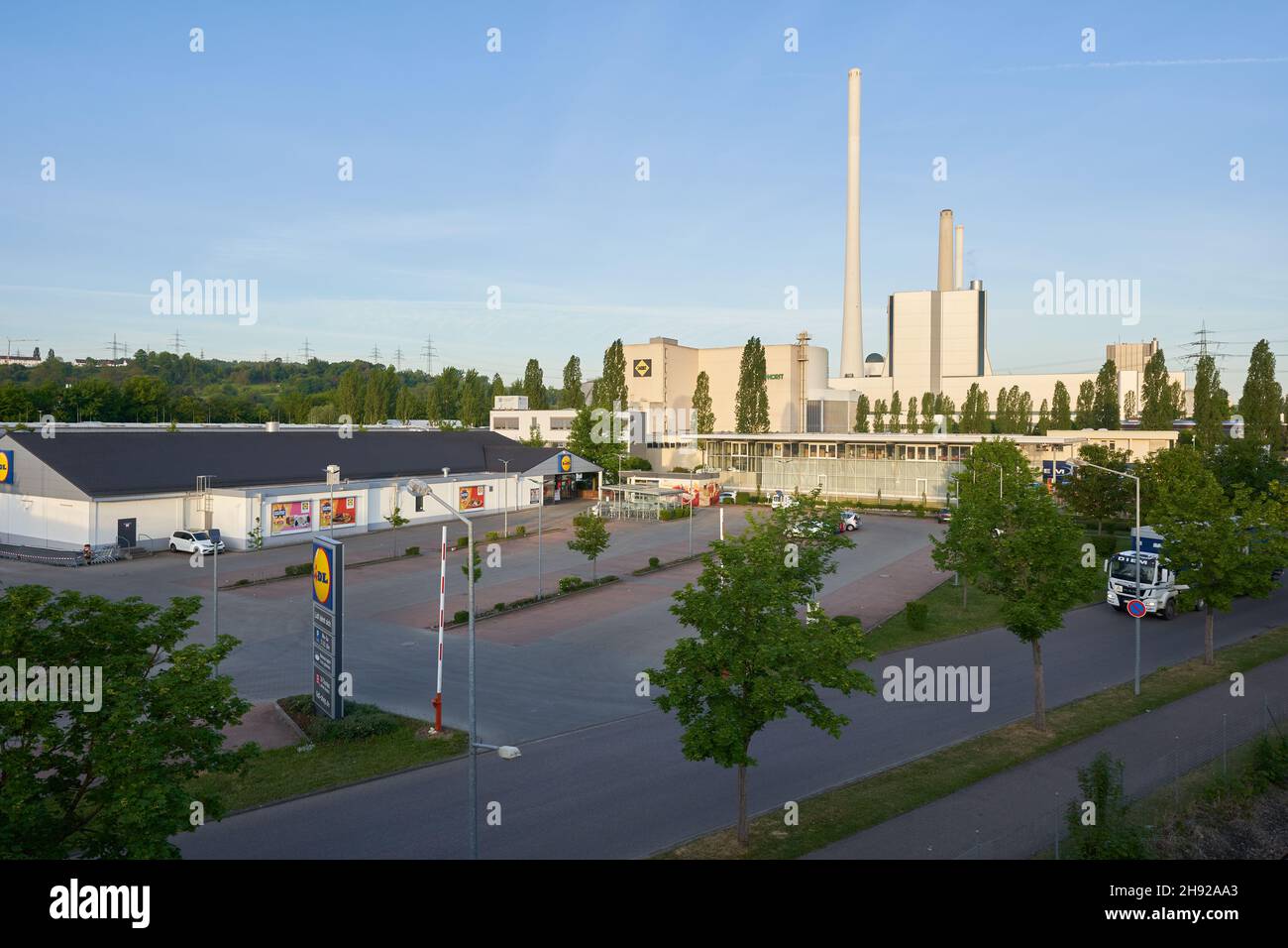 Altbach, 08. Mai 2020: Das Wärmekraftwerk Altbach / Deizisau ist ein Steinkohlekraftwerk in Baden-Württemberg. Der Parkplatz sp Stockfoto
