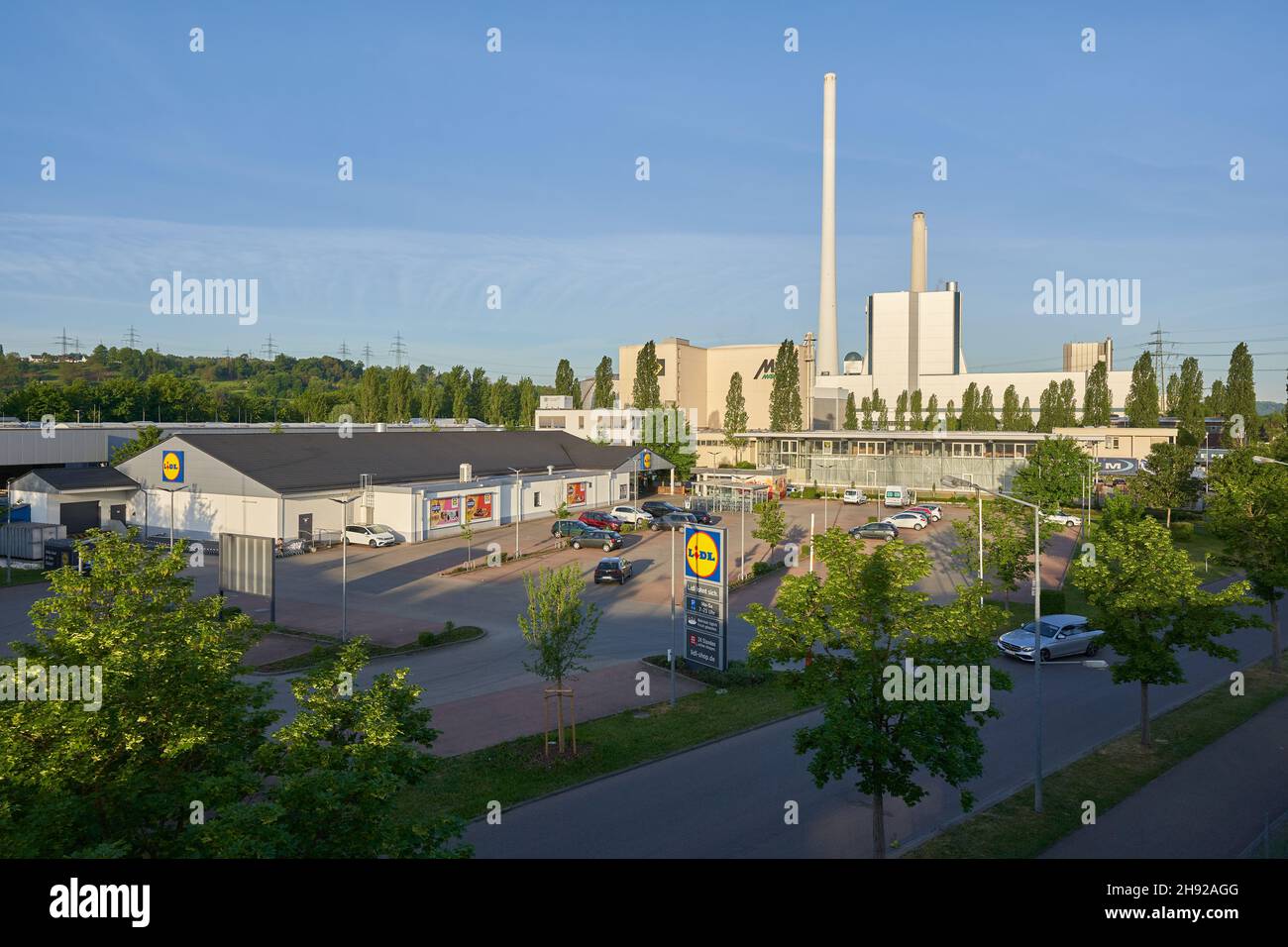Altbach, Deutschland - 08. Mai 2020: Parkplatz. Lidl ist ein Discounter mit Sitz in Neckarsulm in Baden-Württemberg. Die Therme Altbach / Deizisau Stockfoto