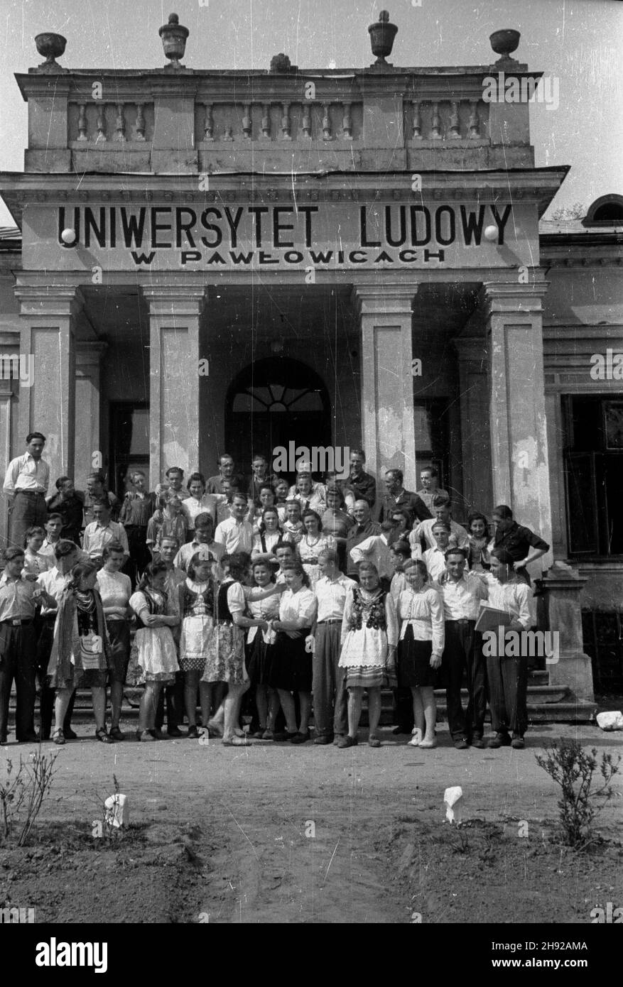 Paw³owice k. Sêdziszowa, 1947-05. Uniwersytet Ludowy, mieszcz¹cy siê w dawnym maj¹tku ziemskim. S³uchaczami uniwersytetu s¹ dzia³acze Zwi¹zku M³odzie¿y Wiejskiej Wici i Zwi¹zku Walki M³odych (ZWM) w wieku 18-30 lat. NZ. studenci pozuj¹ do pami¹tkowego zdjêcia przed wejœciem do budynku uczelni. bk/mgs PAP Dok³adny dzieñ wydarzenia nieustalony. Pawlowice bei Sedziszow, Mai 1947. Folk University in einem ehemaligen Landgut. Die Universität wird von Aktivisten der Wici Rural Youth Union und der Fighting Youth Union (ZMW) im Alter von 18 bis 30 Jahren besucht. Im Bild: Studenten posieren für ein Foto vor dem Bui Stockfoto