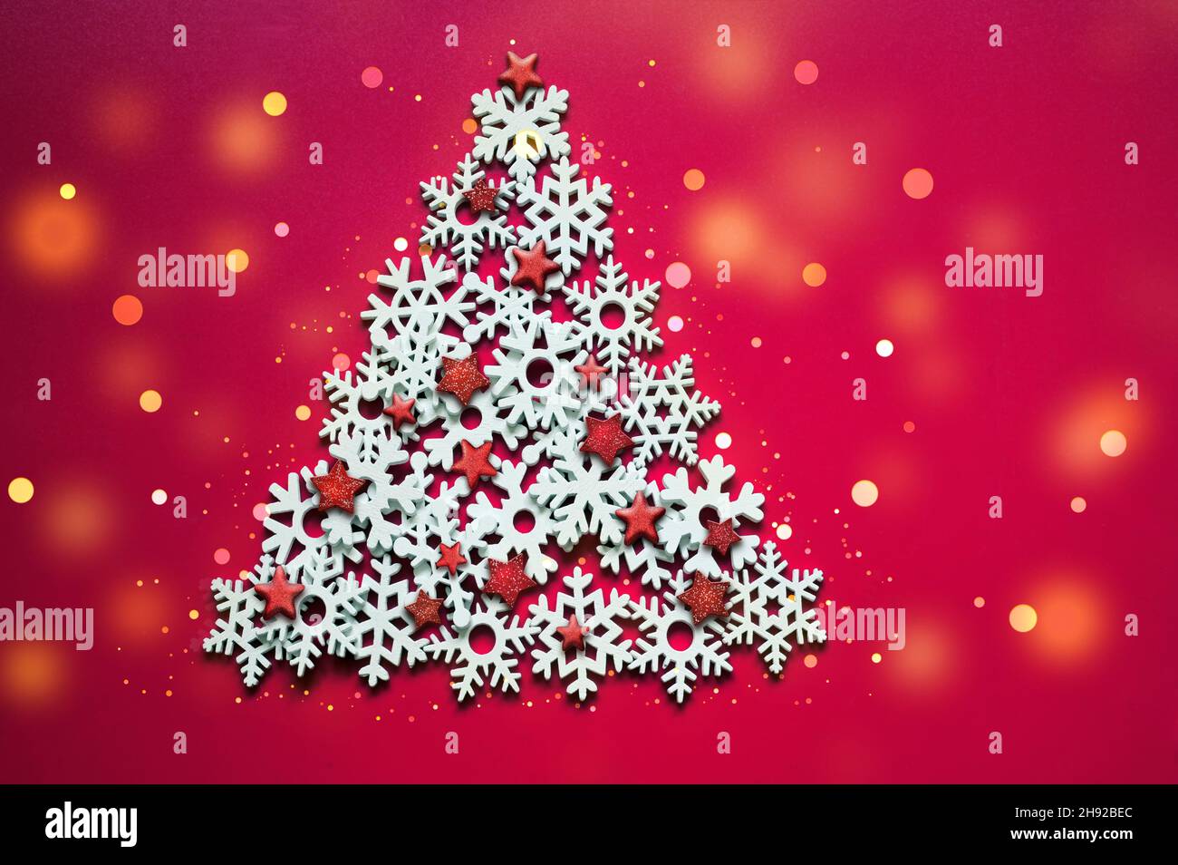 Weihnachtsbaum aus Schneeflocken. Weihnachten Hintergrund Stockfoto