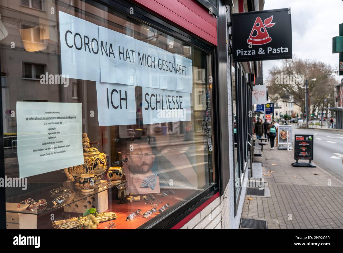 Geschäftsschluss aufgrund der wirtschaftlichen Folgen der Corona-Krise schließt der Optiker Rode, im Essener Südviertel, nach elf Jahren, Verkauf Stockfoto