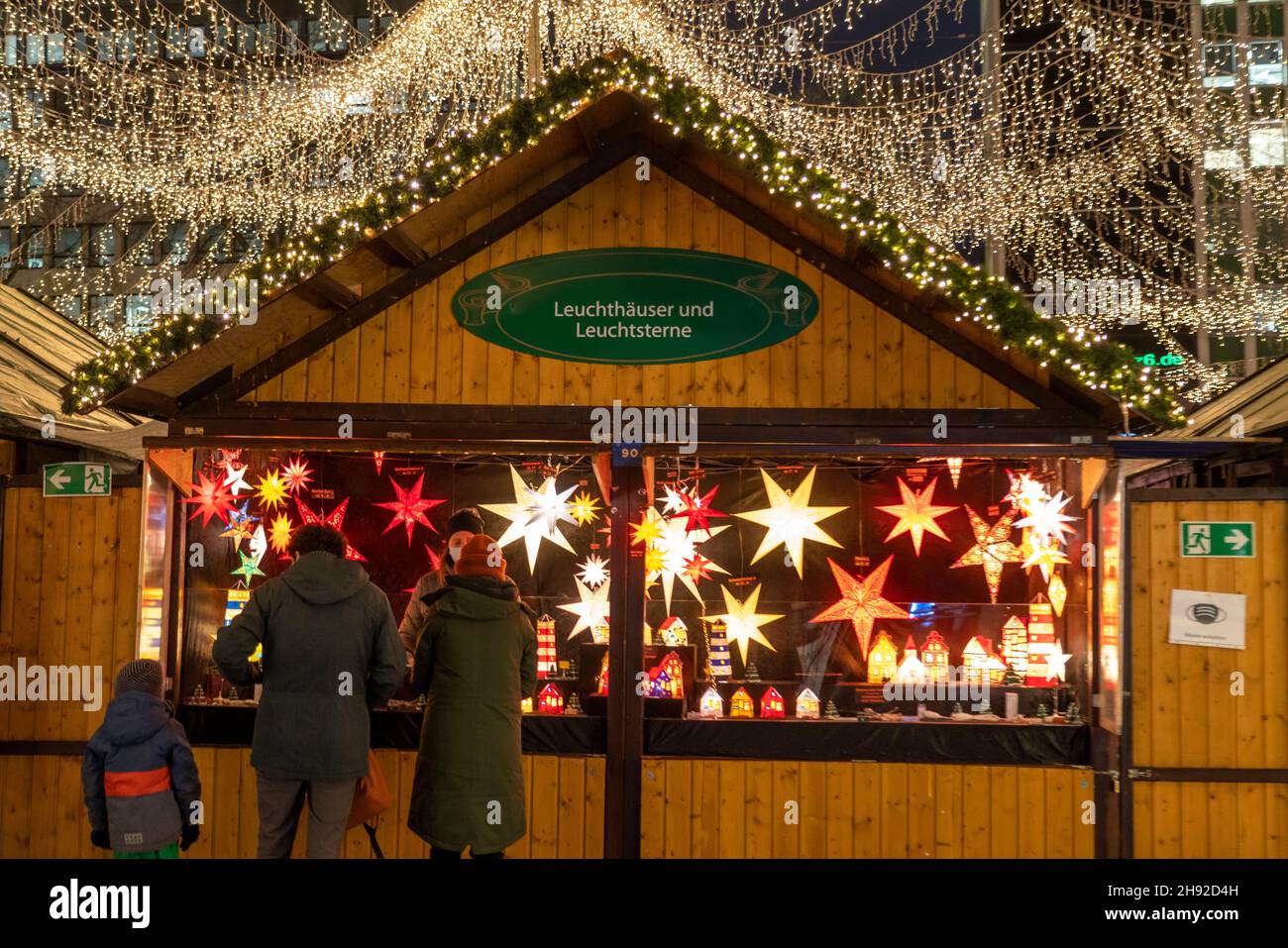 Verkaufsstand, Stand auf dem Weihnachtsmarkt am Kennedyplatz in Essen,  während der Corona-Krise, im Dezember 2021, wenige Besucher, 2G Programm,  NRW, Deutschland Stockfotografie - Alamy