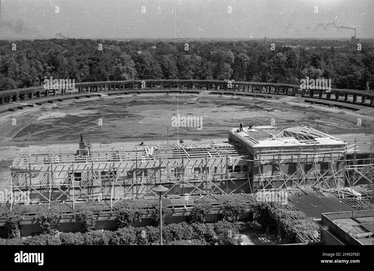 Wroc³aw, 1947-05. Przygotowania do otwarcia Wystawy Ziem Odzyskanych. NZ. Budowa pawilonu z kawiarni¹. W g³êbi pergola. bb PAP Dok³adny dzieñ wydarzenia nieustalony. Breslau, Mai 1947. Vorbereitungen für die Eröffnung der Ausstellung der wiedergewonnenen Gebiete. Im Bild: Der Bau eines Pavillons mit Café. Im Hintergrund eine Pergola. bb PAP Stockfoto