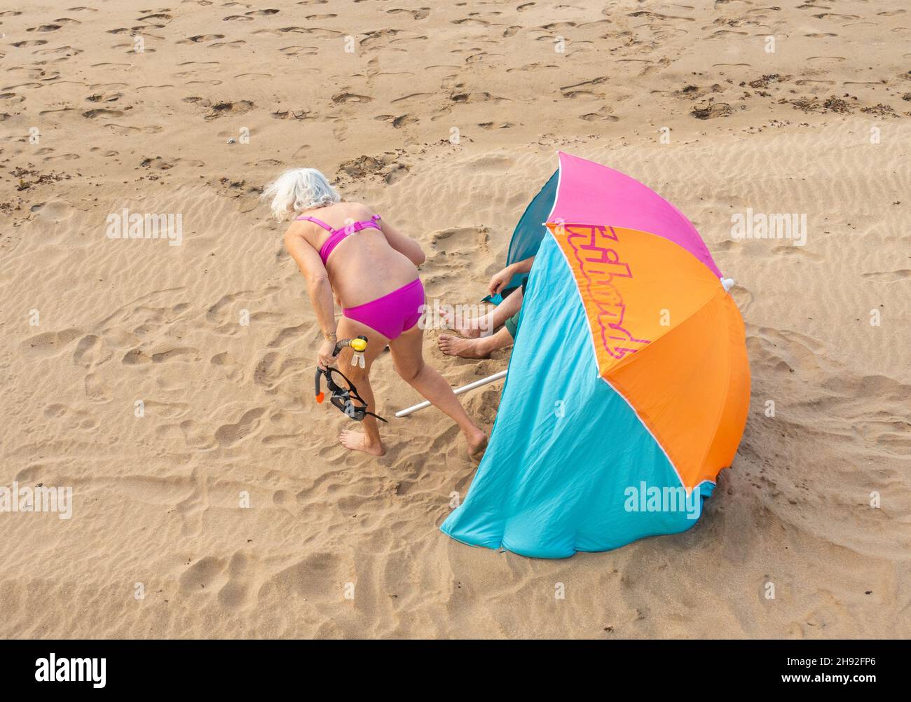 Gran Canaria, Kanarische Inseln, Spanien. 3rd. Dezember 2021. Touristen am Stadtstrand in Las Palmas auf Gran Canaria. Im Herbst/Winter ist es möglich, am selben Tag in den nebligen Bergen zu wandern und sich an den Stränden zu sonnen, die 40 Autominuten entfernt sind. Gran Canaria wird aufgrund seines abwechslungsreichen Klimas auch als „Miniaturkontinent“ bezeichnet. Quelle: Alan Dawson/Alamy Live News. Stockfoto