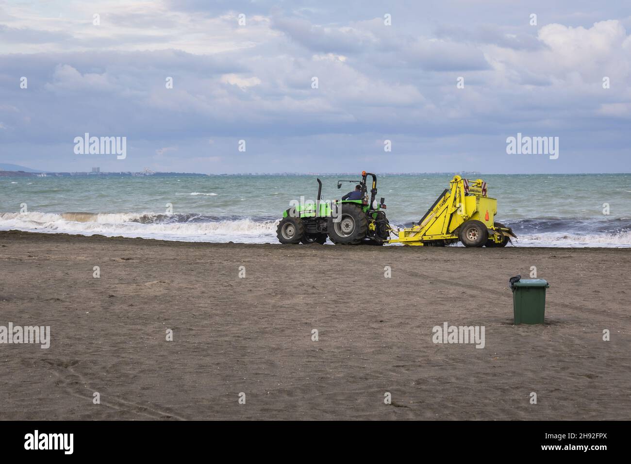 In Burgas an der bulgarischen Schwarzmeerküste in der Region Nordthrakien den Strand mit Algen abracken Stockfoto
