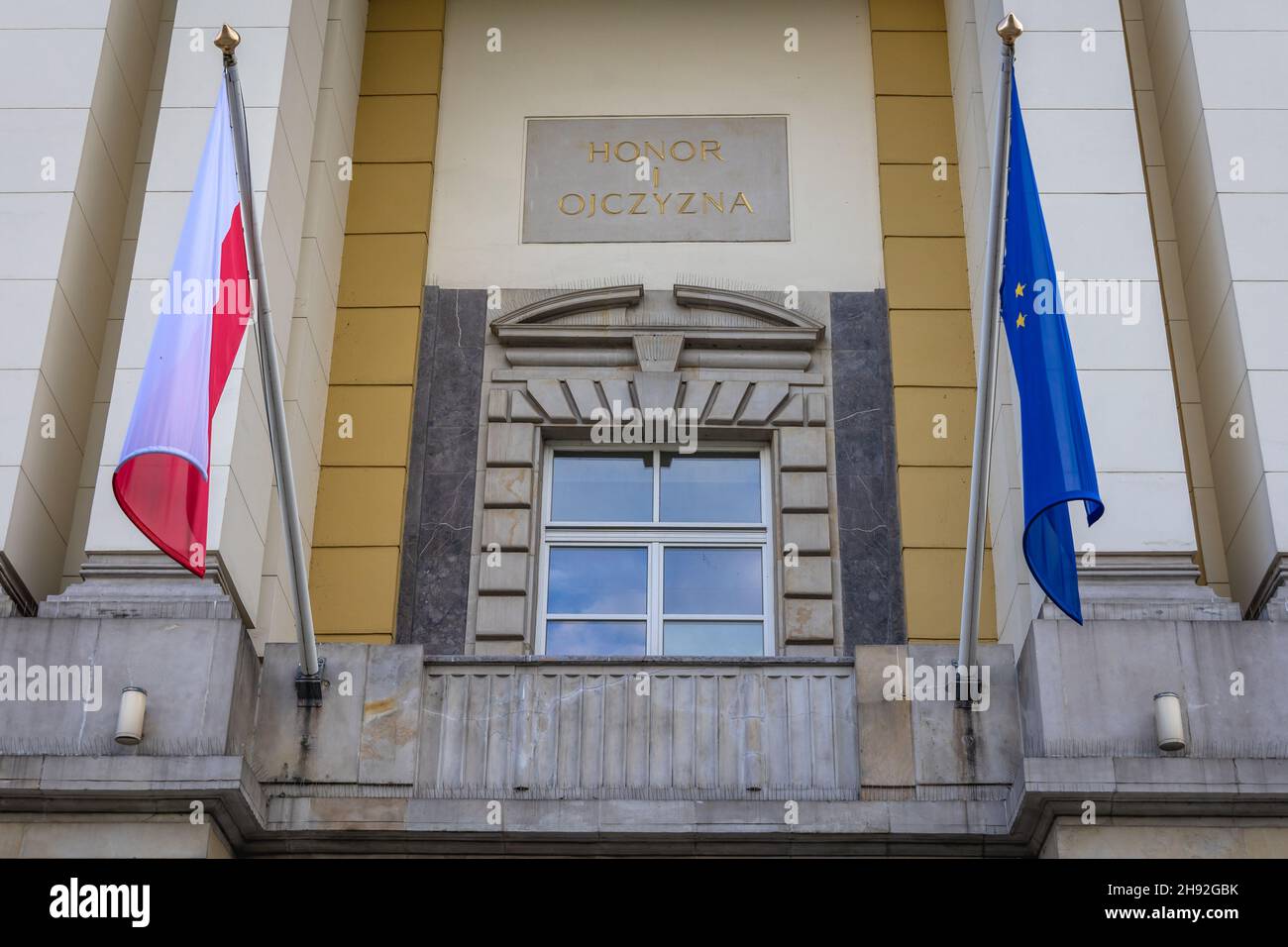 Ehrenzeichen und Vaterland auf dem Hauptgebäude der Kanzlei des Ministerpräsidenten von Polen in der Ujazdow Avenue in Warschau, der Hauptstadt Polens Stockfoto