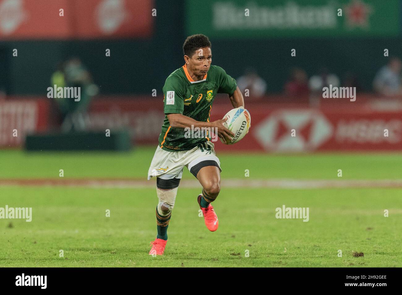 Dubai, VAE. 03rd Dez 2021. Ronald Brown aus Südafrika läuft beim Emirates Dubai Rugby Sevens Day 1 im Sevens Stadium, Dubai, VAE, am 3. Dezember 2021 mit dem Ball im Spiel zwischen Männern aus Großbritannien und Südafrika. Foto von Grant Winter. Nur zur redaktionellen Verwendung, Lizenz für kommerzielle Nutzung erforderlich. Keine Verwendung bei Wetten, Spielen oder Veröffentlichungen einzelner Clubs/Vereine/Spieler. Kredit: UK Sports Pics Ltd/Alamy Live Nachrichten Gutschrift: UK Sports Pics Ltd/Alamy Live Nachrichten Stockfoto