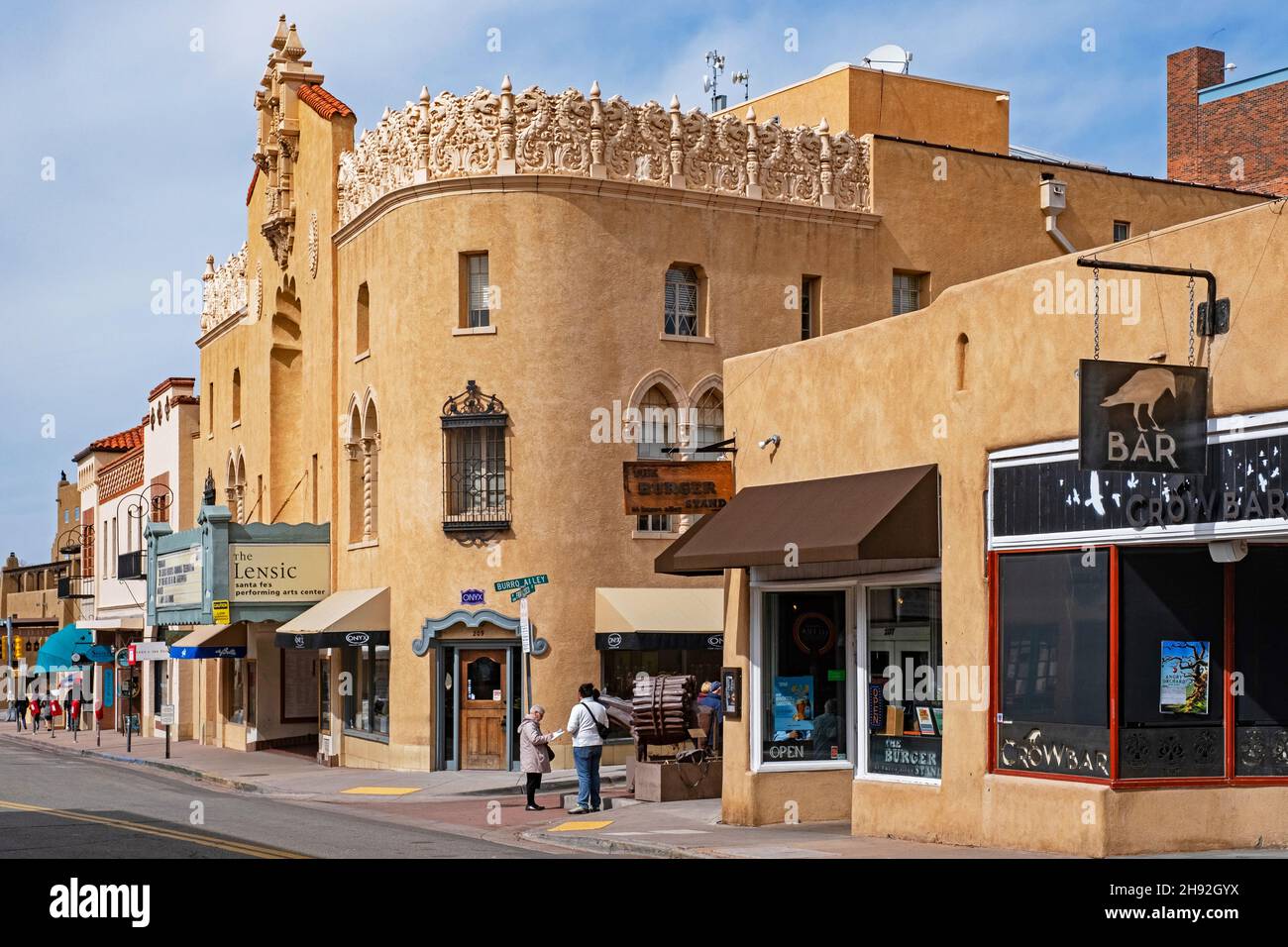 Geschäfte, Bars und Restaurants im adobe Pueblo Revival Stil in der Hauptstraße von Santa Fe, Hauptstadt von New Mexico, USA / USA Stockfoto