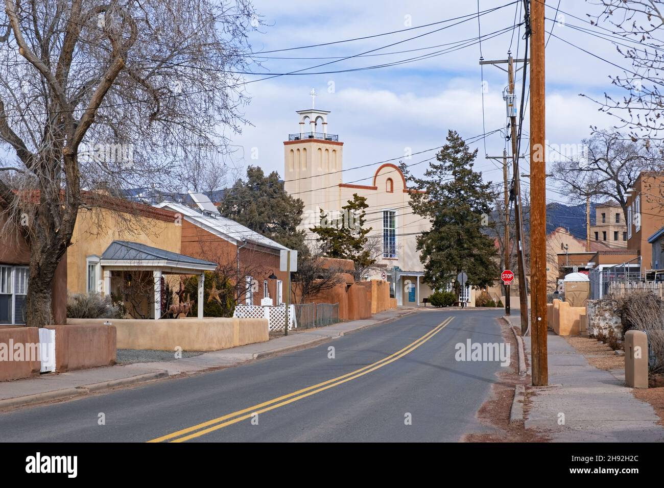 Straße mit Häusern im adobe Pueblo Revival Stil in den Vororten von Santa Fe, Hauptstadt von New Mexico, USA / USA Stockfoto