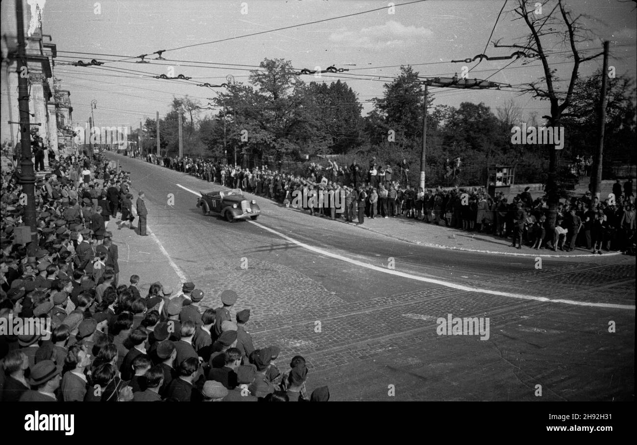 Warszawa, 1947-05-10. Wyœcigi motorowe. Róg al Stalina (dziœ Al. Ujazdowskie) i ul. Piusa XI (dziœ Piêkna). NZ. bieg w kategorii 2000-3000 cm szeœciennych. bk/ms PAP Warschau, 10. Mai 1947. Motorsport. Im Bild: Die 2000-3000cc Herausforderung, Ecke der Stalin Avenue (heute Ujazdowskie Avenue) und Pius XI Street (heute Piekna Street). bk/MS PAP Stockfoto