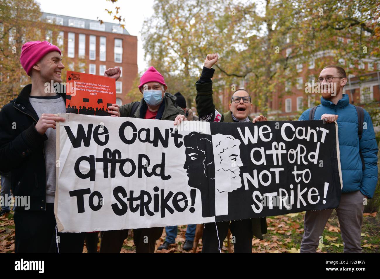 Anhänger von Universitätsarbeitern, die über Löhne und Renten streiken, haben sich am Tavistock Square zu einem marsch durch das Zentrum Londons versammelt. Stockfoto