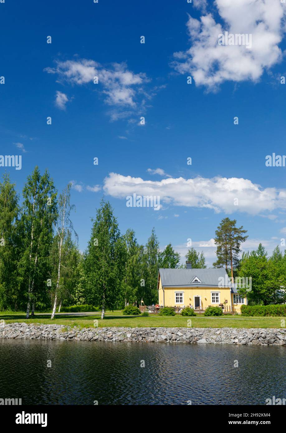 Neiturin Kievari am Ufer des Neituri-Kanals ist ein kleines Café und Restaurant für Touristen und Reisende mit Autos oder Booten, Finnland Stockfoto