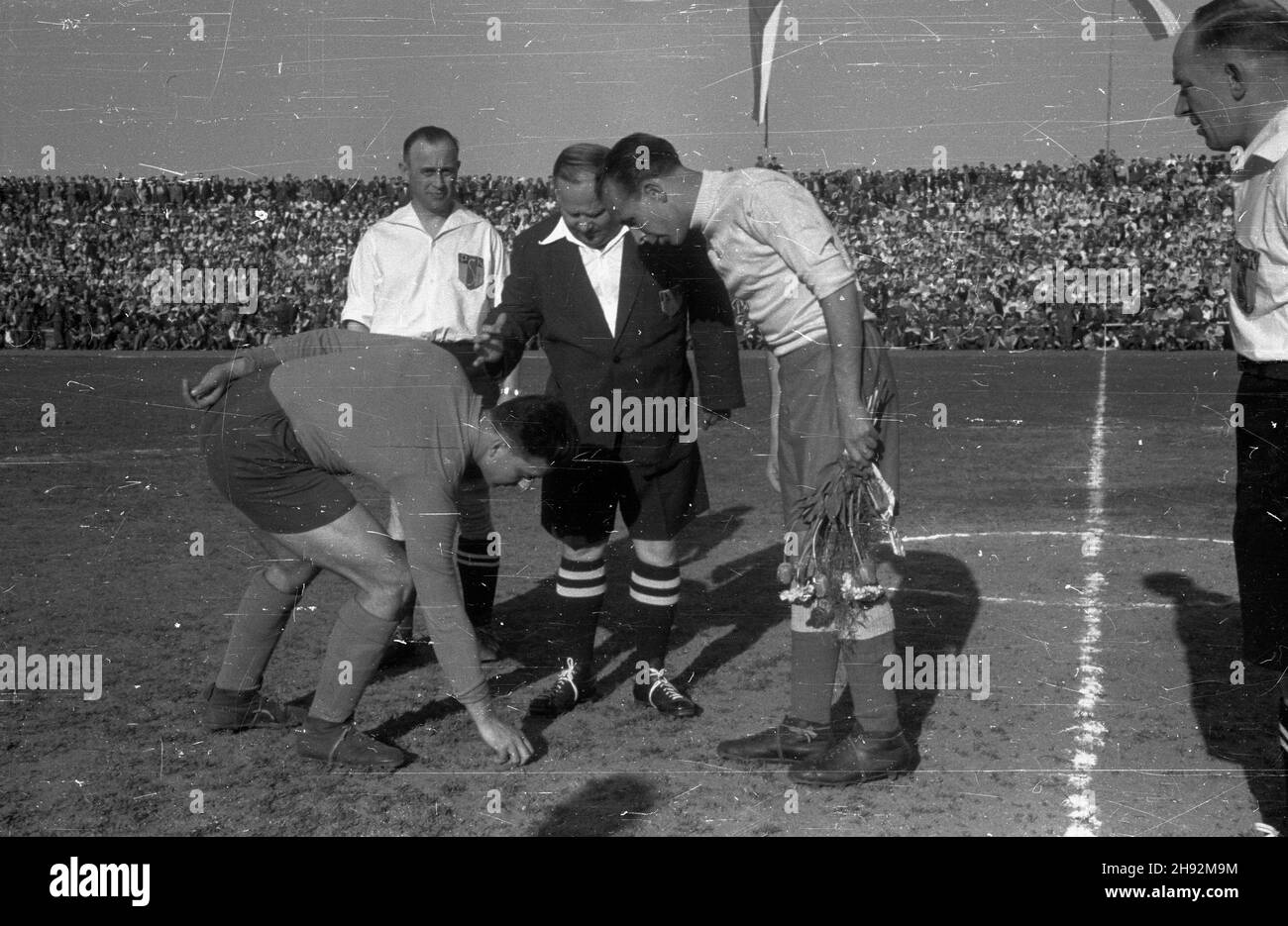 Warszawa, 1947-05-13. Mecz pi³ki no¿nej Polska pó³nocna – S³owacja na stadionie klubu sportowego Legia przy ul. £azienkowskiej. S³owacja przegra³a 2:3 Uhr. NZ. Losowanie bramek. Z prawej kapitan polskiej dru¿yny Jab³oñski, z lewej kapitan dru¿yny S³owacji Riedl. bk/ms PAP Warschau, 13. Mai 1947. Fußballspiel Nordpolen-Slowakei im Legia Sportstadion in der Lazinkowska Straße. Die Slowakei verlor 2 auf 3. Bild: Seitenwerfen. Von rechts: Jablonski, der Kapitän der polnischen Mannschaft; von links Riedl, der Kapitän der slowakischen Mannschaft. bk/ms PAP bk/ms PAP Stockfoto