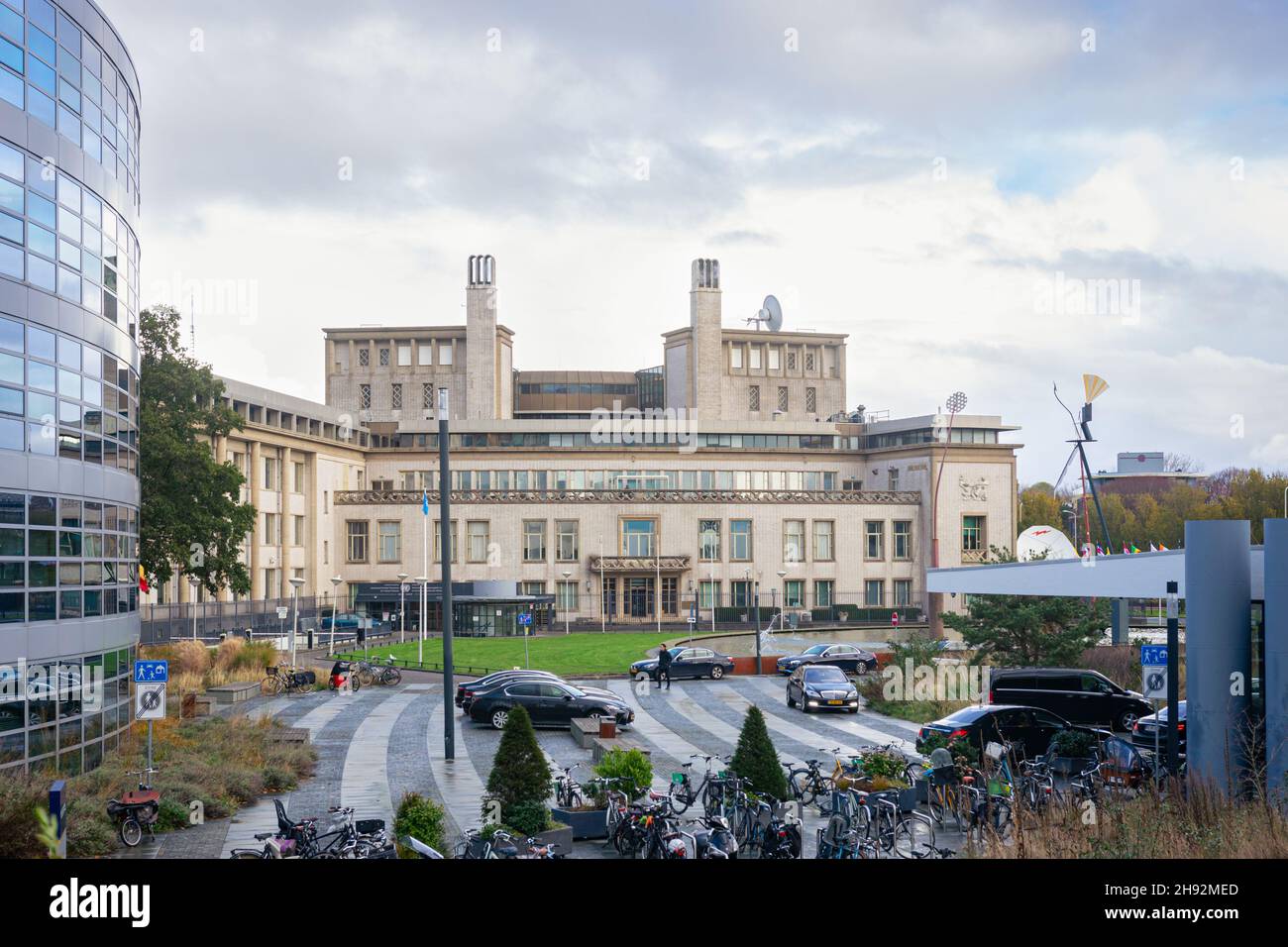 Aufbau der Association of Defense Counsel. Bis 2017 befand sich in dem Gebäude der Internationale Strafgerichtshof für das ehemalige Jugoslawien. Stockfoto