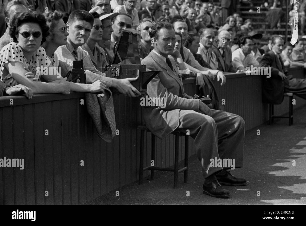 Warszawa, 1947-05-16. W dniach 15-17 maja 1947 r. na kortach klubu sportowego Legia odby³ siê mecz Pucharu Davisa Polska-Wielka Brytania. NZ. Fotoreporterzy wœród publicznoœci i przy korcie. bk/ms PAP Warschau, 16. Mai 1947. Ein Davis-Cup-Spiel zwischen Polen und Großbritannien auf den Plätzen des Warschauer Legia Sport Club (15.-17. Mai 1947). Im Bild: Kameraleute im Publikum. bk/ms PAP Stockfoto