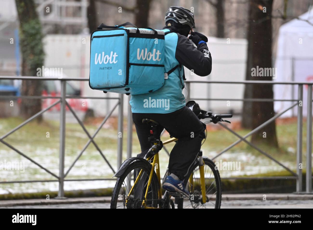 München, Deutschland. 30th. November 2021. Topic picture Coronavirus pandemic: Delivery Services sind die Nutznießer der Coronavirus-Pandemie. Ein Fahrer, ein Radfahrer vom Wolt-Lieferservice in Helsinki, fährt mit seinem Fahrrad durch München und liefert Lebensmittel. Kredit: dpa/Alamy Live Nachrichten Stockfoto