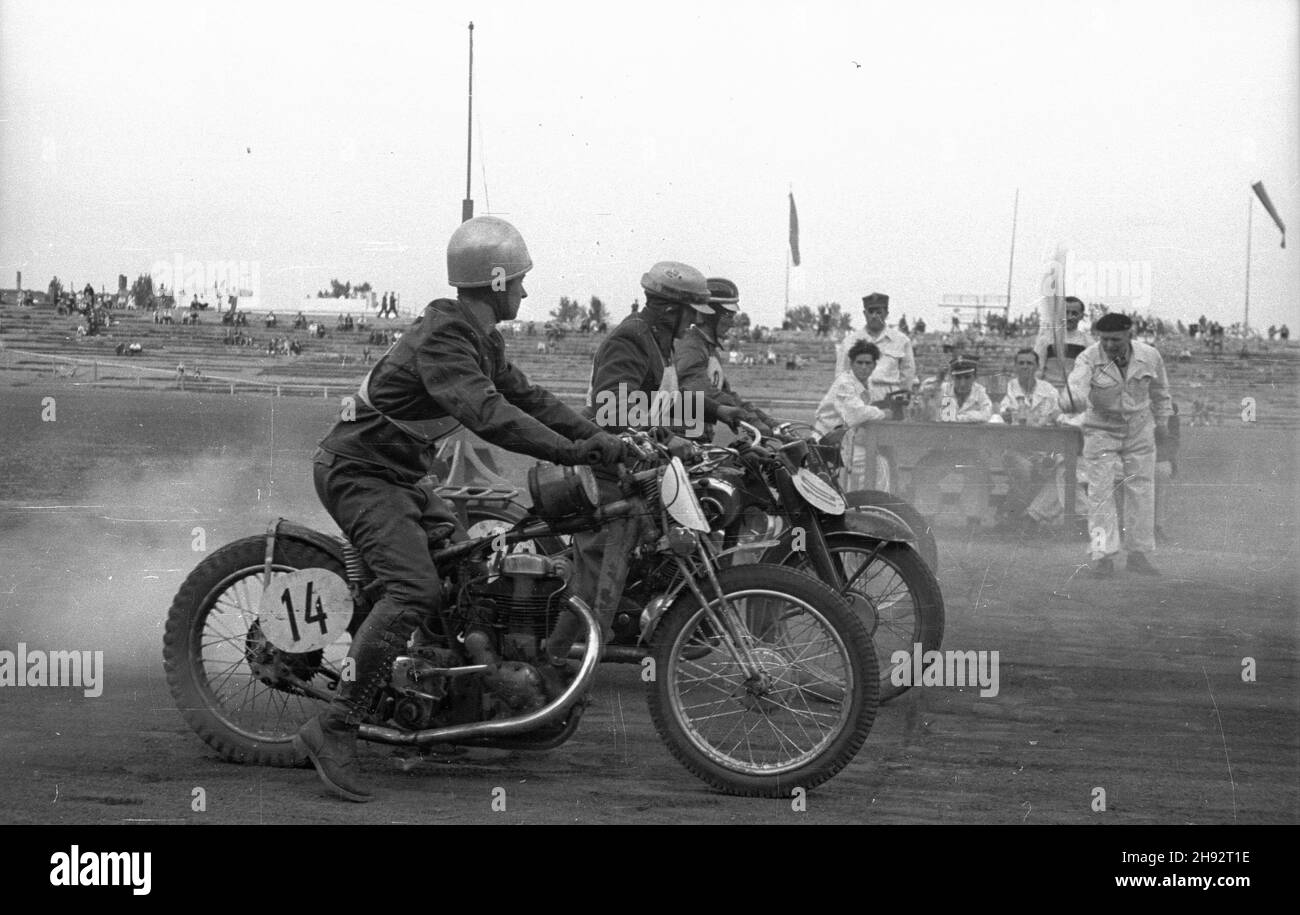 Warszawa, 1947-05-18. Stadion Wojskowego Klubu Sportowego Legia. Trójmecz motocyklowy na ¿U¿lu pomiêdzy Uni¹ Poznañ, Klubem Motorowym Grochów i sekcj¹ motocyklow¹ WKS Legia. NZ. Zawodnicy na starcie. bk/ak PAP Warschau, 18. Mai 1947. Stadion des Legia Military Sports Club. Dreieckige Speedway-Rennen zwischen Unia Poznan, Grochow Motorcycle Club und Motorrad-Sektion von WKS Legia. Bild: Start des Rennens. bk/ak PAP Stockfoto