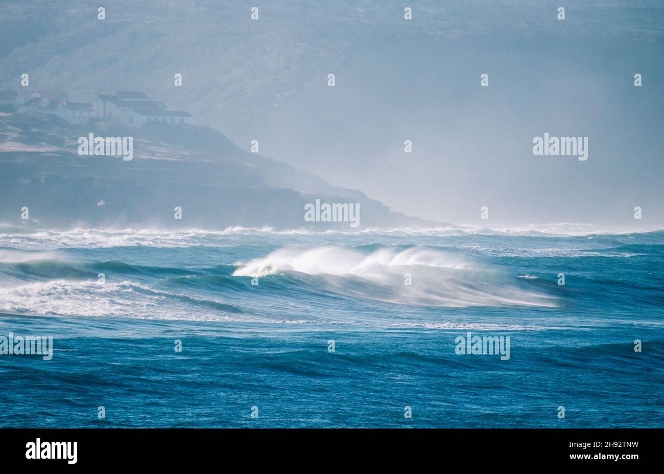 Die Küste ist von großen Wellen durchbrochen. Starke Welle Stockfoto