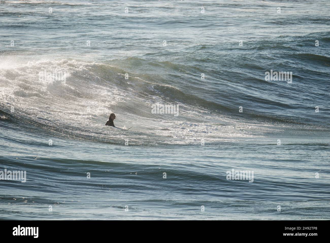 Surfer mit einer Welle geht über. Stockfoto