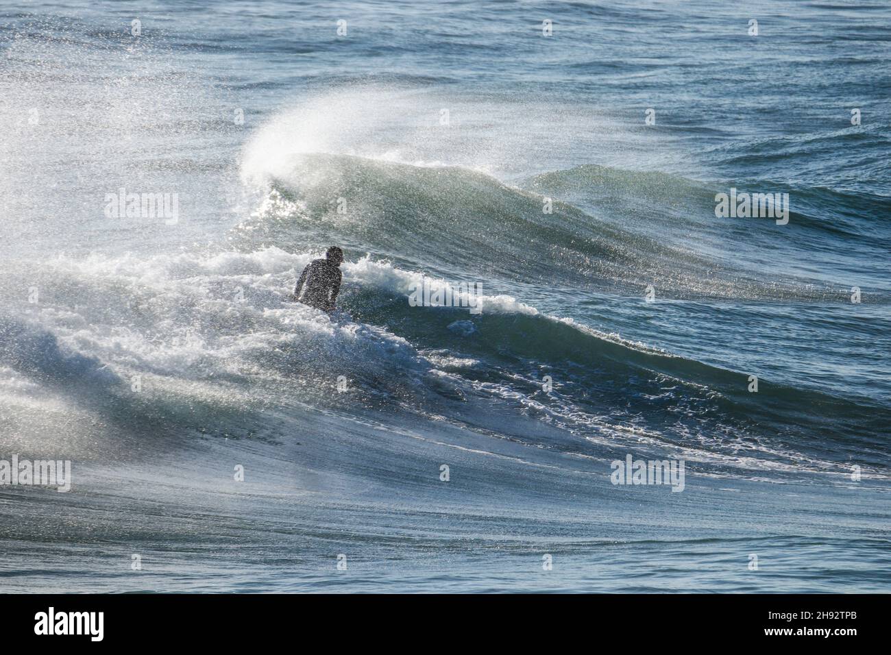 Surfer mit einer Welle geht über. Stockfoto