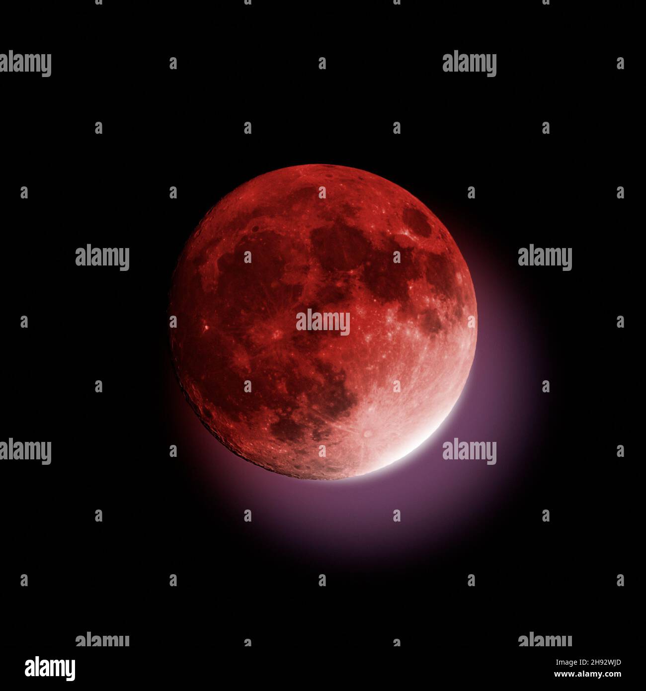 Blutmond während einer partiellen Mondfinsternis Stockfoto
