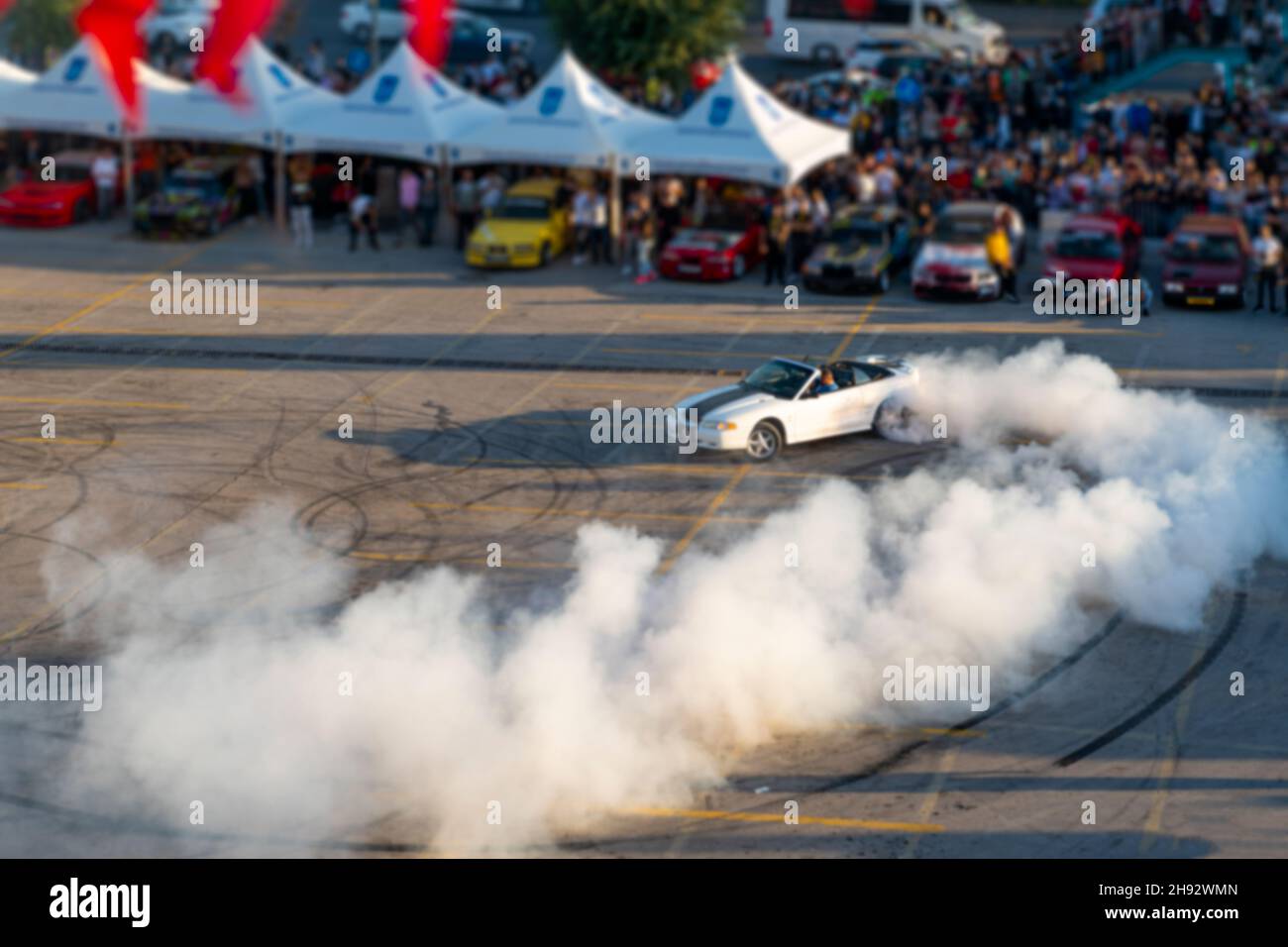 Verschwommene, unfokussierte Ansicht der Drift-Show von oben. Stockfoto