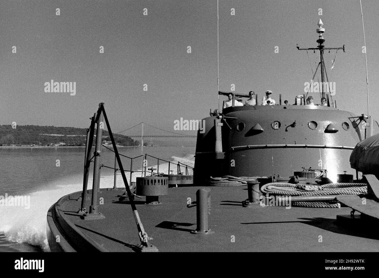 AJAXNETPHOTO. 1971. SEINE, FRANKREICH. - 38 KNOTEN NACH LE HAVRE - HMS SABER REISE NACH PARIS AUF DER SEINE; VERLASSEN DER HÄNGEBRÜCKE BEI TANCARVILLE VOR DER TÜR, WÄHREND DAS SCHIFF AUF DER RÜCKFAHRT NACH GROSSBRITANNIEN DIE GESCHWINDIGKEIT AUF SEE SAMMELT. FOTOS:JONATHAN EASTLAND/AJAX REF: RX7151204 132 Stockfoto