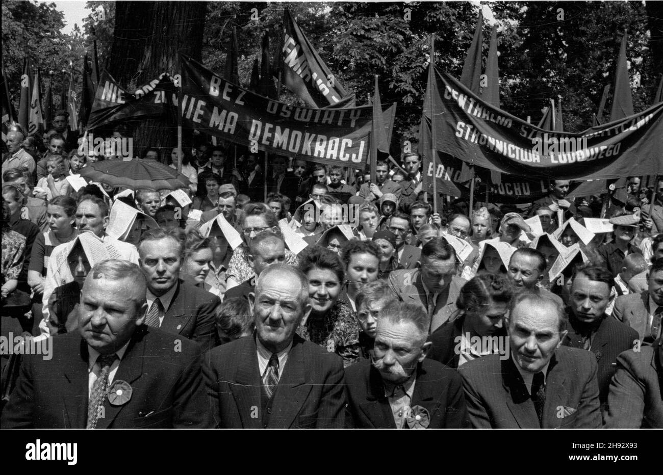 Warszawa, 1947-05-25. Obchody Œwiêta Ludowego zorganizowane przez Stronnictwo Ludowe w Wilanowie. NZ. dzia³acze ch³opscy s³uchaj¹ oficjalnych przemówieñ. Z ty³u transparent: Nie ma oœwiaty bez demokracji oraz Centrum Szkolenia Politycznego Stronnictwo Ludowego. ps/ms PAP Warschau, 25. Mai 1947. Bauernfest in Wilanow gefeiert. Im Bild: Bauernaktivisten hören offiziellen Reden zu. Im Hintergrund stand auf dem Transparent: „Es gibt keine Bildung ohne Demokratie“ und „politische Bildung des Zentrums der Bauernpartei“. ps/ms PAP Stockfoto