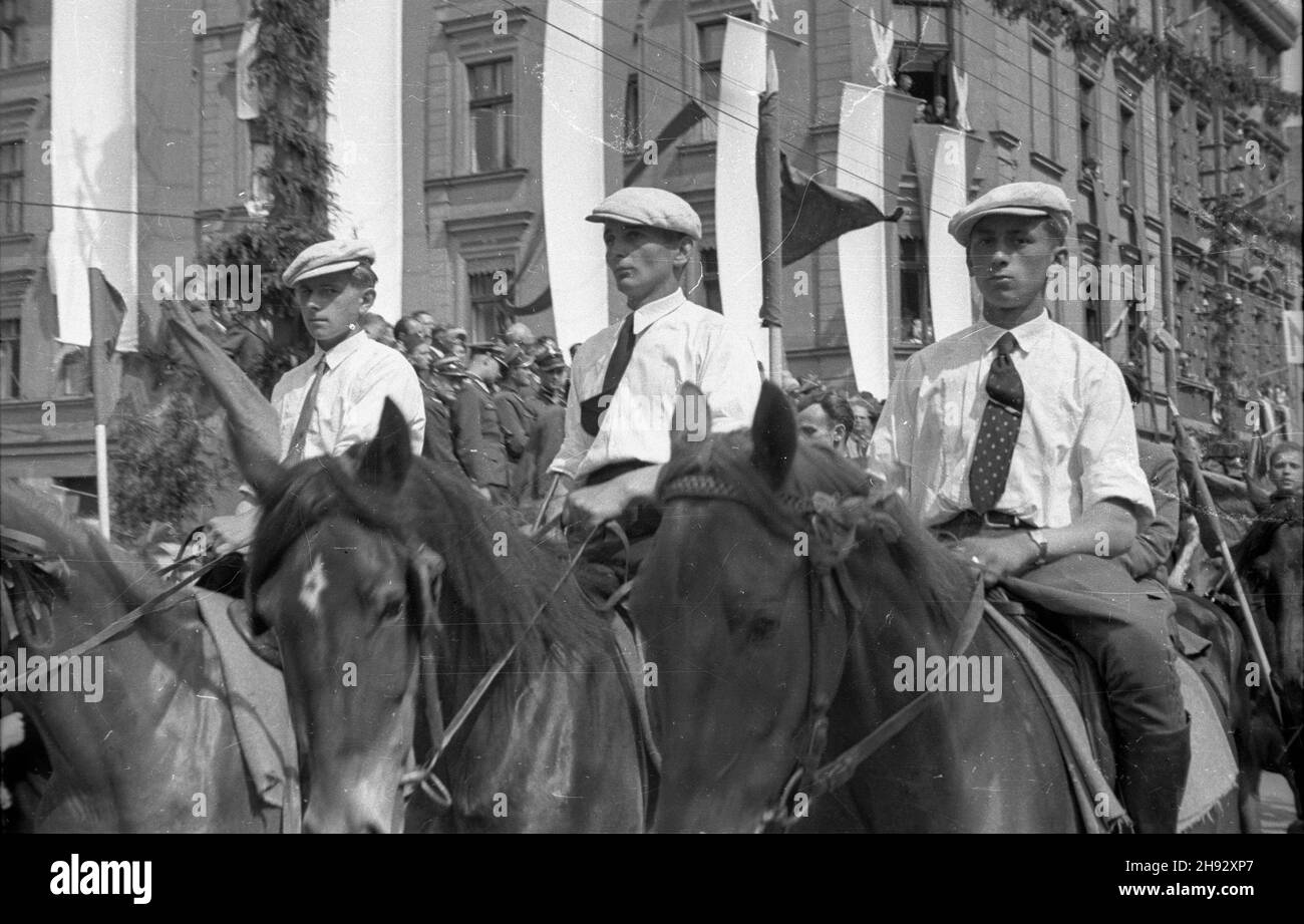 Gniezno, 1947-05-26. Ogólnopolskie obschody Œwiêta Ludowego. NZ. oddzia³ konny Stronnictwo Ludowego defiluje ulic¹ Chrobrego. ps/ms PAP Gniezno, 26. Mai 1947. Landesweite Volkstage. Im Bild: Eine Kavallerieeinheit der Bauernpartei-Paraden in der Chrobrrego Street. ps/ms PAP Stockfoto