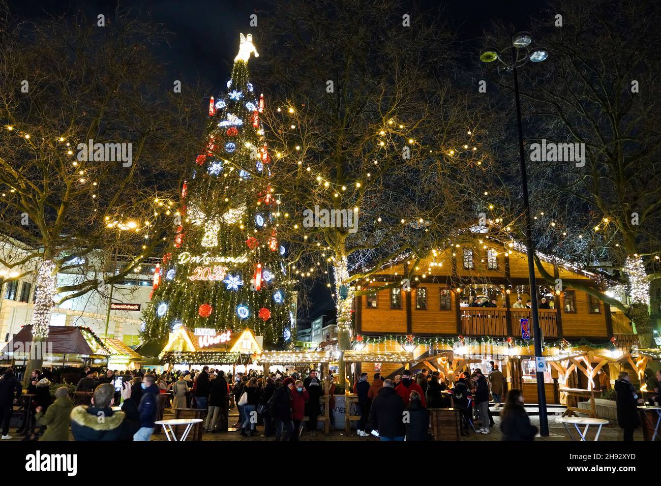 Dortmund, 3.12.2021: Der weltweit größte Weihnachtsbaum auf dem Dortmunder Weihnachtsmarkt 2021, der wegen der Corona-Pandemie in der vierten Welle unter 3G-Maßnahmen (geimpft, genesen und getestet) wird durchgeführt Stockfoto
