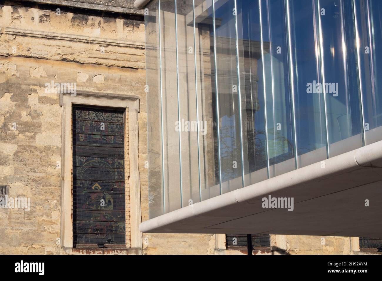 Freud Cafe Bar in einer ehemaligen Kirche und die modernen Glasfenster der Blavatnik School of Government der Universität Oxford England Stockfoto