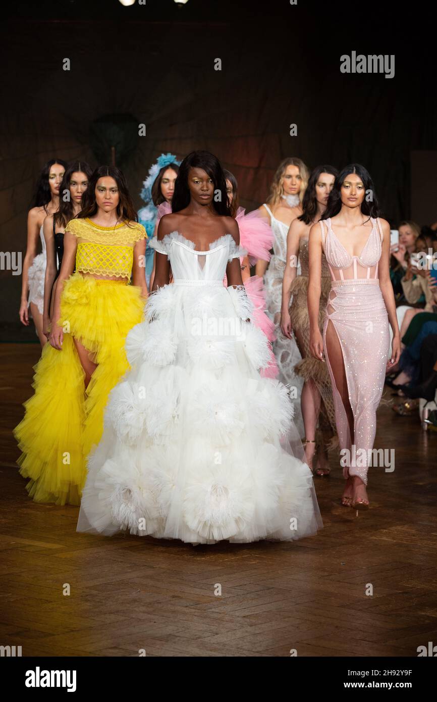 Models laufen auf der Spring / Summer 2022, AADNEVIK Fashion Show während der London Fashion Week im The Royal Horseguards. Stockfoto
