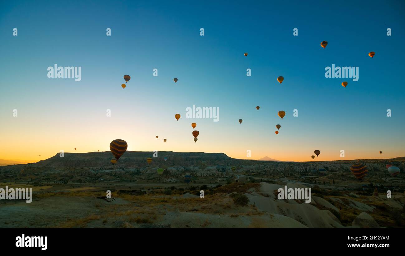 Kappadokien-Ballons. Heißluftballons in Goreme bei Sonnenaufgang. Cappadocia Hintergrundbild. Tourismus in der Türkei. Stockfoto