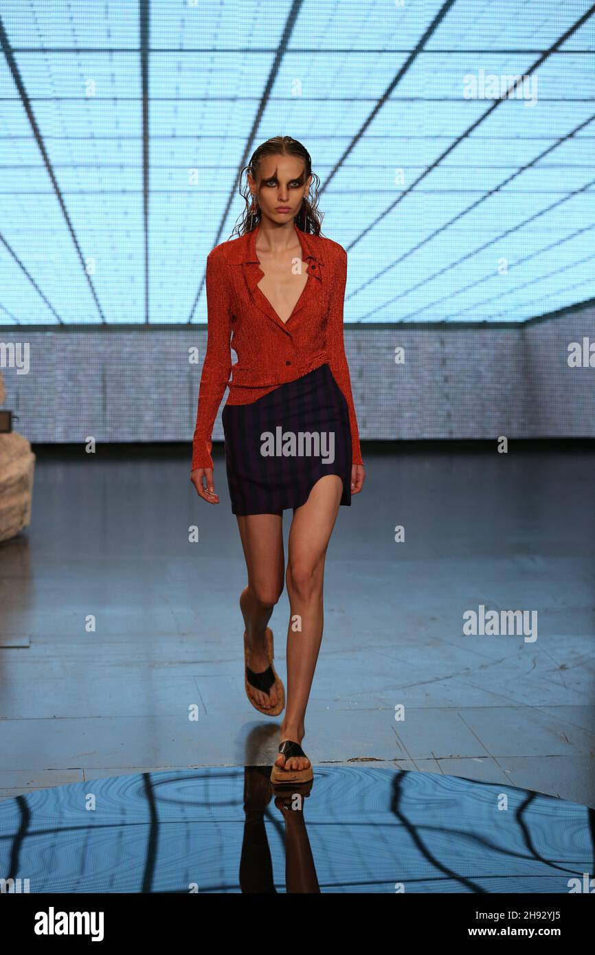 Ein Model läuft auf der Eftychia Fashion Show während der London Fashion Week auf dem Laufsteg. Stockfoto