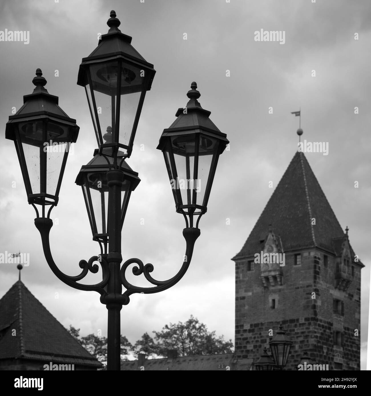 Vintage Straßenbeleuchtung in Nürnberg aus nächster Nähe, Deutschland. Schwarzweiß-Fotografie Stockfoto