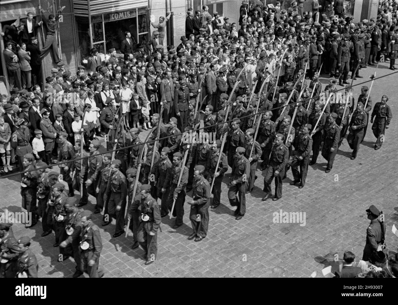 Gniezno, 1947-05-26. Ogólnopolskie obschody Œwiêta Ludowego. NZ. kompanie Przysposobienia Rolniczo-Wojskowego z kosami wyprostowanymi na sztorc podczas defilady na ulice Chrobrego. ps/ms PAP Gniezno, 26. Mai 1947. Das Bauernfest feierte landesweit. Eine Demonstration auf dem markertplatz. Im Bild: Eine Gesellschaft von National Farmers mit Sensen nach oben marschieren durch Chrobry Street. ps/ms PAP Stockfoto