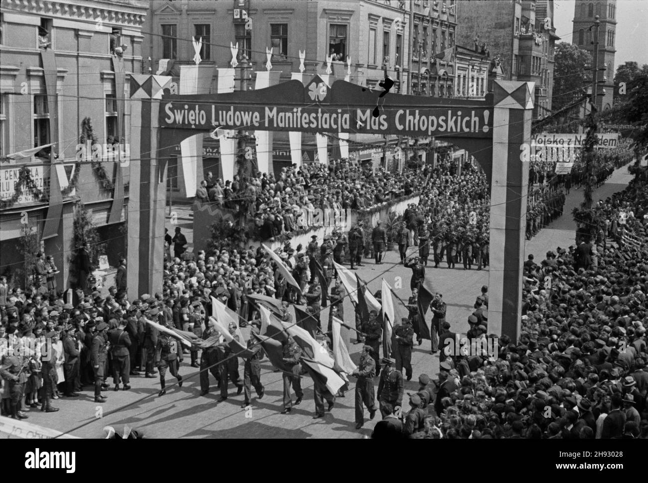 Gniezno, 1947-05-26. Ogólnopolskie obschody Œwiêta Ludowego. NZ. kompanie Przysposobienia Rolniczo-Wojskowego podczas defilady na ulice Chrobrego. ps/ms PAP Gniezno, 26. Mai 1947. Nationale Zeremonien anlässlich des Bauernfestes. Im Bild: Junge Bauern während einer Parade in der Chrobrego Street. ps/ms PAP Stockfoto