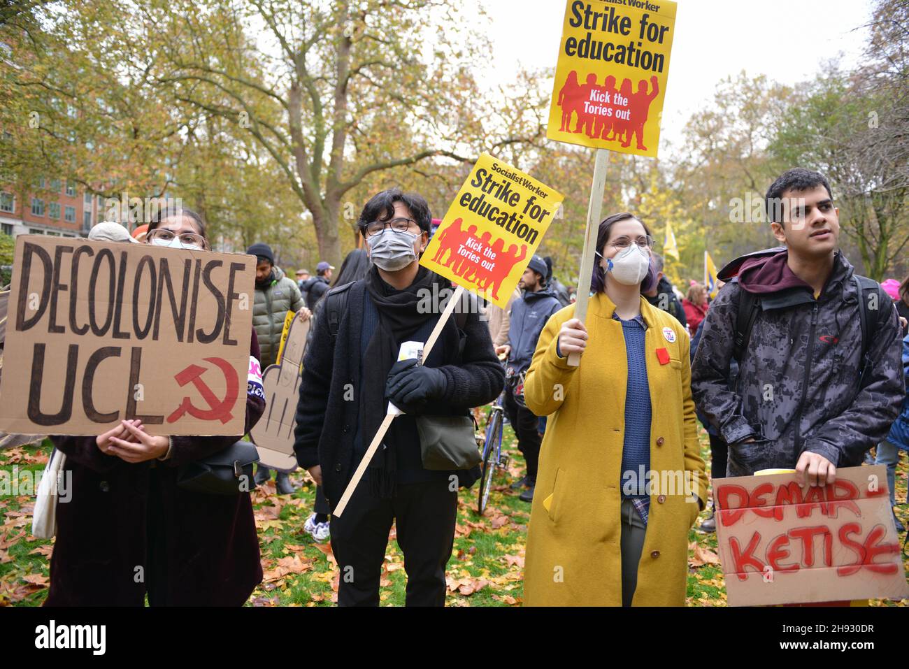 London, Großbritannien. 03rd Dez 2021. Während der Demonstration halten Demonstranten Plakate.Anhänger von Universitätsarbeitern, die streiken (UCU Strike), um Löhne und Renten zu zahlen, haben sich auf dem Tavistock Square zu einem marsch durch das Zentrum Londons versammelt. Kredit: SOPA Images Limited/Alamy Live Nachrichten Stockfoto