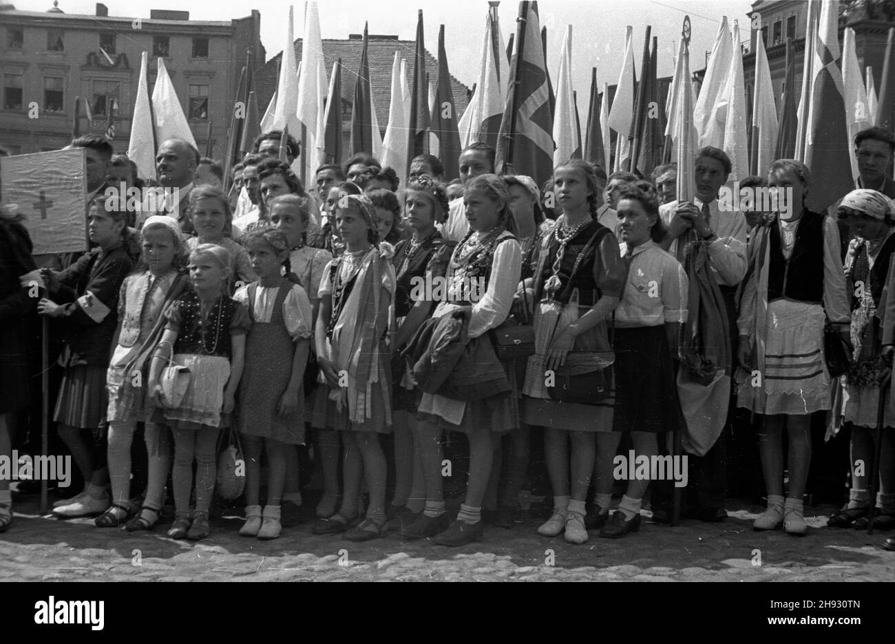 Gniezno, 1947-05-26. Ogólnopolskie obschody Œwiêta Ludowego. Manifestacja na rynku. NZ. Dziewczynki w strojach regionalnych oraz dzia³acze ch³opscy. ps/ms PAP Gniezno, 26. Mai 1947. Bauernfest wurde landesweit gefeiert. Eine Demonstration auf dem markertplatz. Im Bild: Mädchen in regionalen Kostümen und Bauern-Aktivisten. ps/ms PAP Gniezno, 26. Mai 1947. Das nationale Bauernfest. Die Manifestation auf dem Marktplatz. Im Bild: Mädchen in regionalen Kostümen und Bauernaktivisten. ps/ms PAP Stockfoto