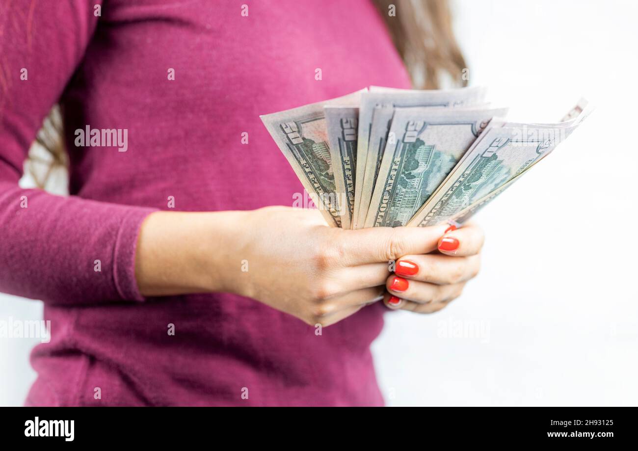 Mädchen hält einen Haufen Geld-Dollar-Scheine, um zu kaufen oder zu bezahlen Stockfoto