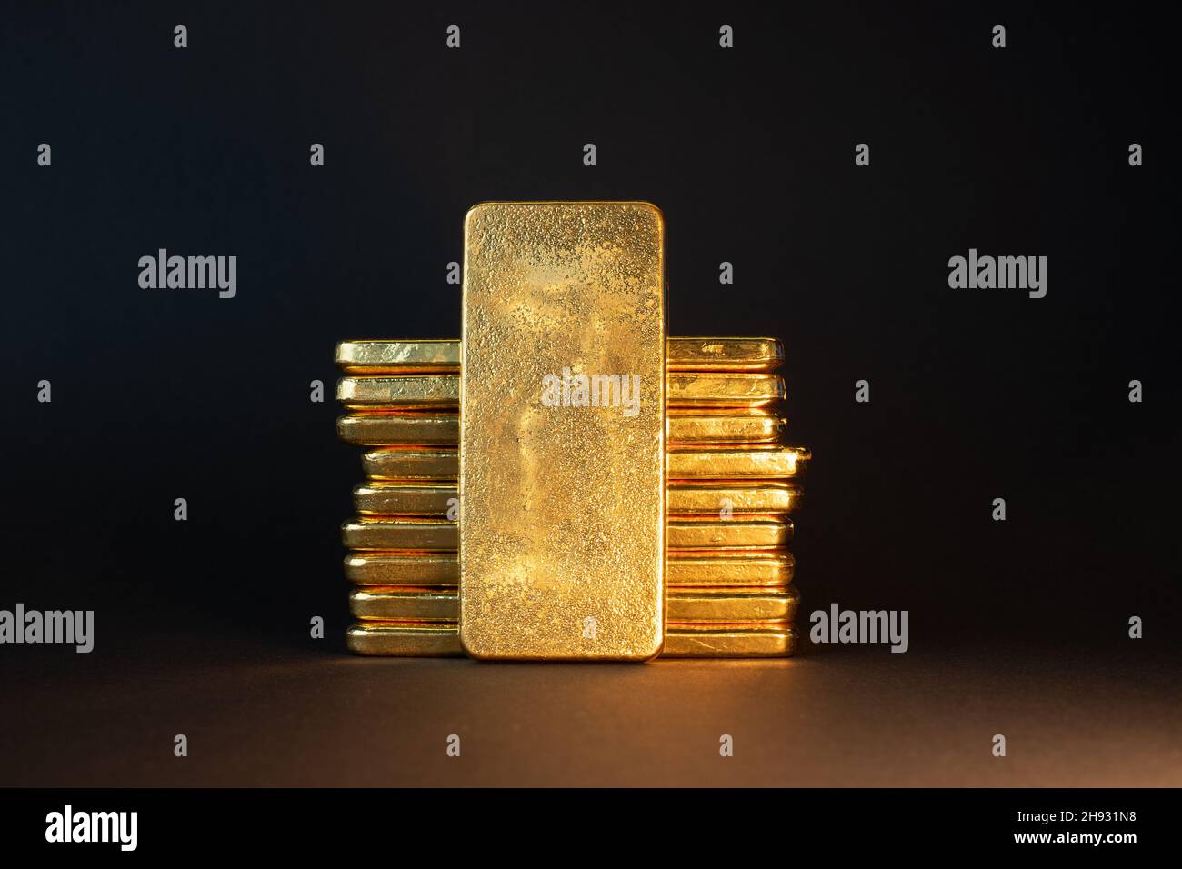Goldbarren auf dunklem Hintergrund. Große Gussanlage Goldbarren. Schweizer Gold. Business und Finanzen. Stockfoto