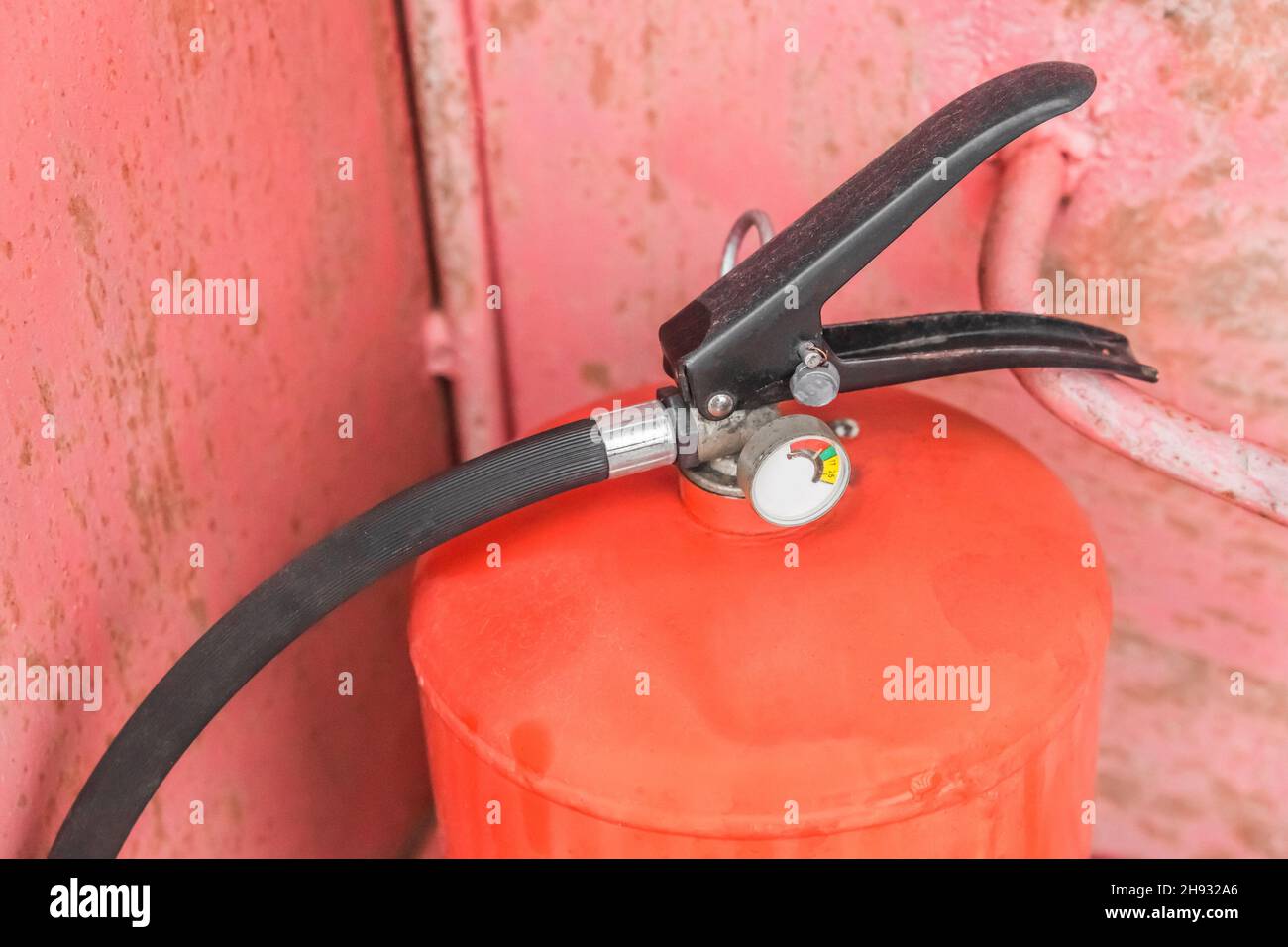 Rote Feuerlöscher Sichere Ausrüstung und Werkzeug für sichere Brandbekämpfung und Brandschutz. Stockfoto