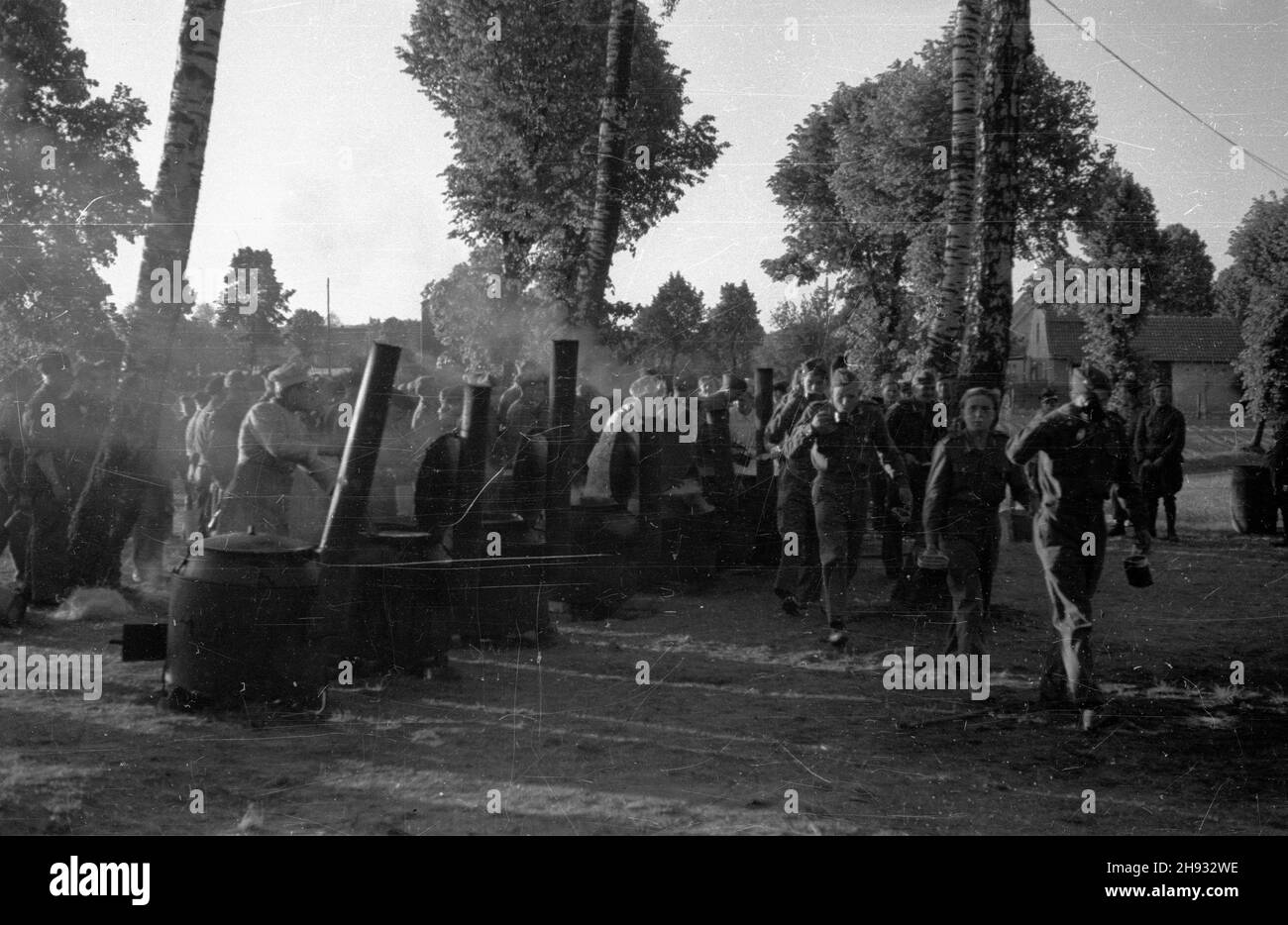 Gniezno, 1947-05-27. Pierwszy ogólnopolski zlot junaków Przysposobienia Rolniczo-Wojskowego (PRW) w GnieŸnie. NZ. Wydawanie posi³ku w kuchni polowej w obozie PRW. ps/ms PAP Gniezno, 27. Mai 1947. Die 1st junge nationale Bauernbäuerin in Gniezno. Im Bild: Speisenverteilung in einer mobilen Kantine. ps/ms PAP Stockfoto